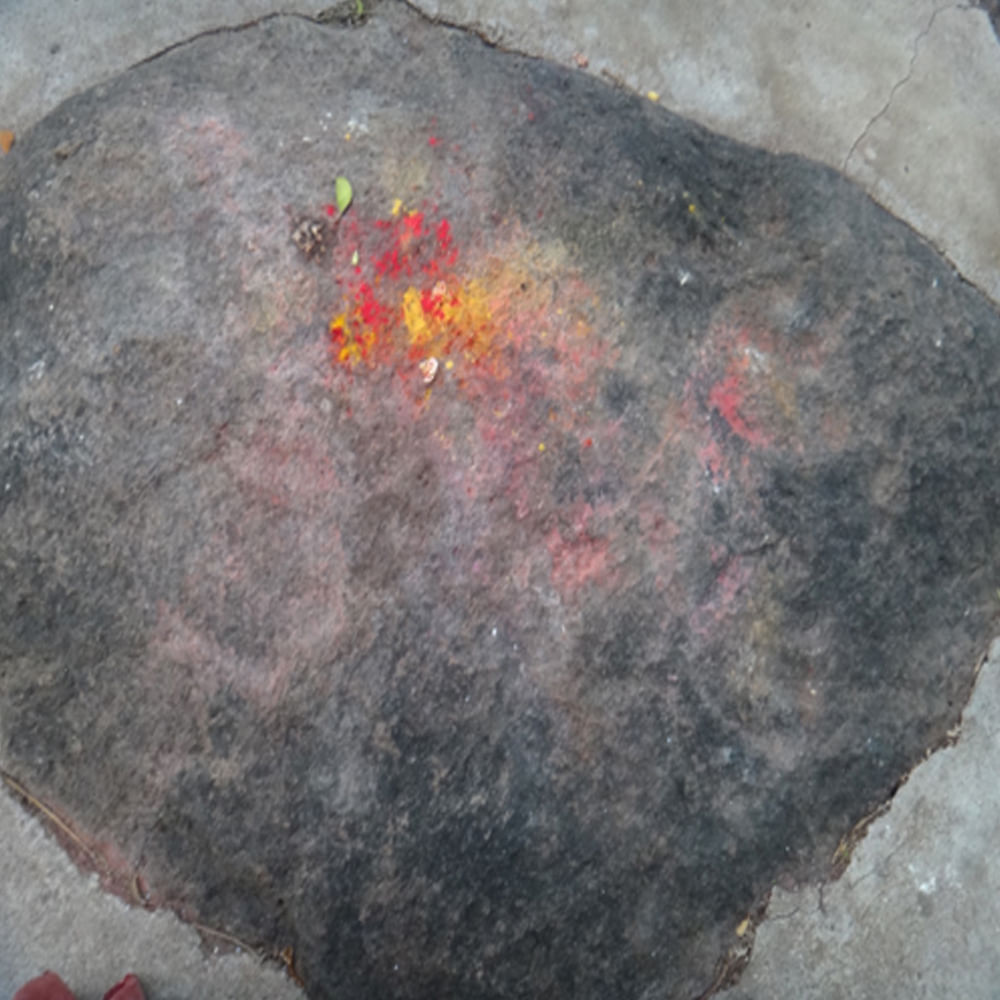 స్థల పురాణం ప్రకారం సుమారు 600 సంవత్సరాల క్రితం ఒక మహర్షి తపస్సు చేయగా ఆయన కలలో స్వామి వారు కనిపించి ఏమి కావాలని కోరగా అప్పుడు మహర్షి ఇక్కడే కొలువై ఎలాంటి ఆపదలు రాకుండా కాపాడాలని కోరారట. దీంతో స్వామి వారు ఒక బండరాయి లో వెలిసినట్లు శాసనాలు ద్వారా తెలుస్తోంది. ఇక్కడ స్వామి వారి బయటే ఉంటారు .ఎలాంటి మందిరం కాని గోపురం కానీ ఉండదు .  