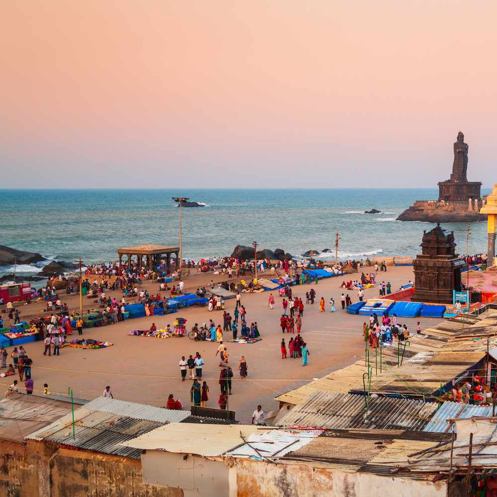 కన్యాకుమారి బీచ్: తమిళనాడులోని కన్యాకుమారి బీచ్ ప్రకతి అందాలకు పెట్టింది పేరు. అరేబియా సముద్ర అందాలను, సూర్యాస్తమయ దృశ్యాలను చూడడానికి ఇక్కడికి పర్యాటకులు ప్రత్యేకంగా వస్తుంటారు.