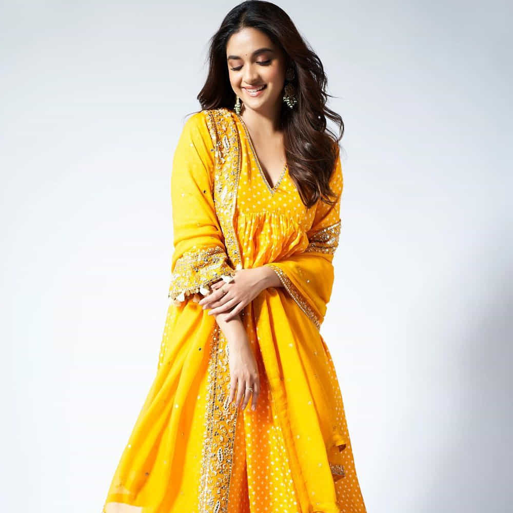  న్యాచురల్ స్టార్ నాని ప్రధాన పాత్రలో డైరెక్టర్ శ్రీకాంత్ ఓదెల తెరకెక్కించిన  దసరా చిత్రం బాక్సాఫీస్ వద్ద భారీగా వసూళ్లు రాబట్టింది. ఇందులో కీర్తి గ్రామీణ యువతి పాత్రలో ఫుల్ డీ గ్లామర్ లుక్ లో కనిపించింది. 