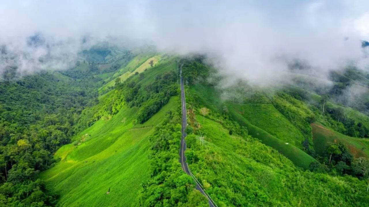 IRCTC మున్నార్-కొచ్చి టూర్ ప్యాకేజీ ఏప్రిల్ 29 నుంచి ప్రారంభమవుతుంది. మున్నార్ దాని విస్తారమైన తేయాకు తోటలకు ప్రసిద్ధి చెందింది. ఇంకా మీరు ఇక్కడ అందమైన పచ్చని కొండలు, లోయల అద్భుతమైన దృశ్యాన్ని చూడవచ్చు.
