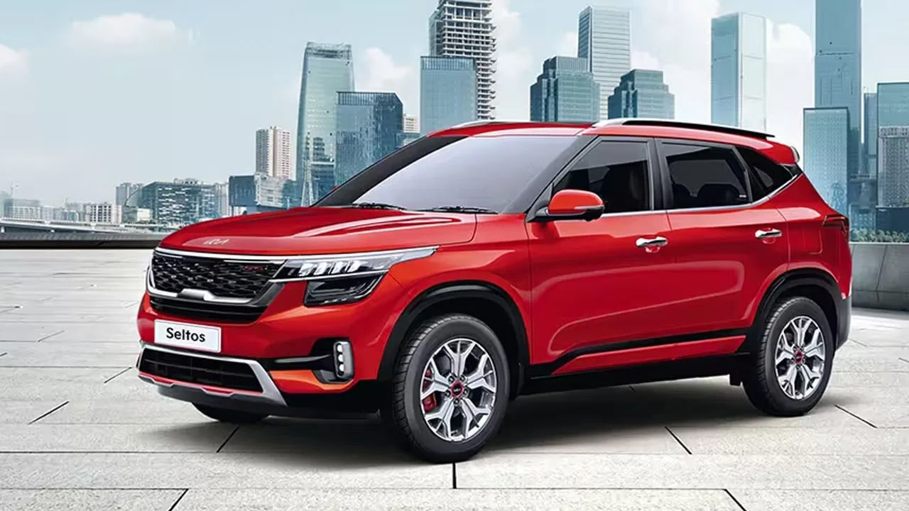 Kia Seltos Facelift: కియా సెల్టోస్ నుంచి రాబోతున్న ఫేస్‌లిఫ్ట్ వెర్షన్ కోసం చాలా మంది ఎంతో కాలంగా ఎదురుచూస్తున్నారు. రాబోయే మోడల్‌ను కియా సెల్టోస్ కొత్త అప్‌డేట్‌లతో ప్రజలకు పరిచయం చేయవచ్చు. ప్రస్తుతం ఈ కారు దేశంలో అత్యధికంగా అమ్ముడవుతున్న మిడ్-సైజ్ SUVలో ఒకటిగా ఉంది.