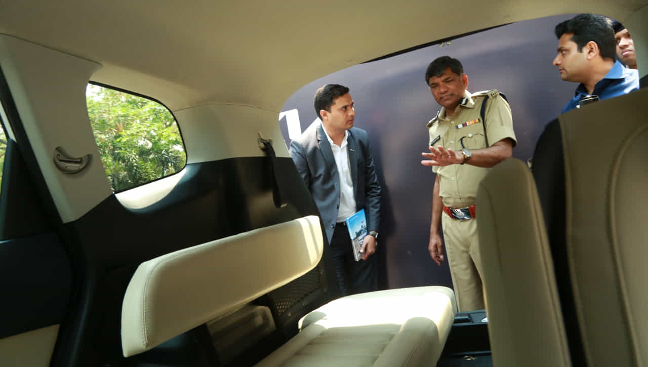 ఇదిలా ఉంటే వాహనాలను చూసిన డీజీపీ రాజేంద్రనాధ్ రెడ్డి సంతృప్తి వ్యక్తం చేశారు. అవసరమైన మరిన్ని సౌకర్యాలను కూడా కల్పించేందుకు కియా సంస్థ సిద్ధంగా ఉందని వారు తెలిపారు.