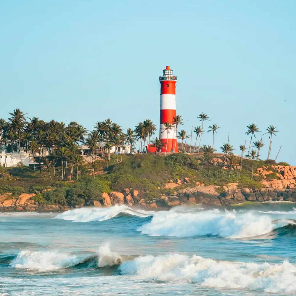 కోవలం బీచ్: కేరళలోని కోవలం బీచ్ దక్షిణ భారత్లోని ప్రముఖ బీచ్ల్లో ఒకటి. ఇక్కడి నీరు కూడా చాలా క్లియర్గా ఉంటుంది.