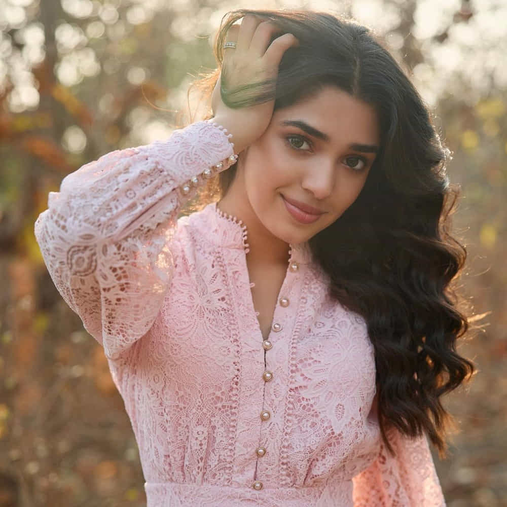 ఉప్పెన సినిమాతో కుర్రకారు కలల రాకుమారిగా మారిపోయింది ఈ బ్యూటీ. ఈ అమ్మడు ఎవరో కాదు అందాల తార కృతిశెట్టి.ఈ అమ్మడి గురించి స్పెషల్ గా చెప్పాల్సిన అవసరం లేదు. ఎప్పుడు సోషల్ మీడియాలో యాక్టీవ్ గా ఈ బ్యూటీ షేర్ చేసిన తాజా ఫొటోస్ కు కుర్రకారును ఉక్కిరిబిక్కిరి అయిపోతున్నారు అనుకోండి.
