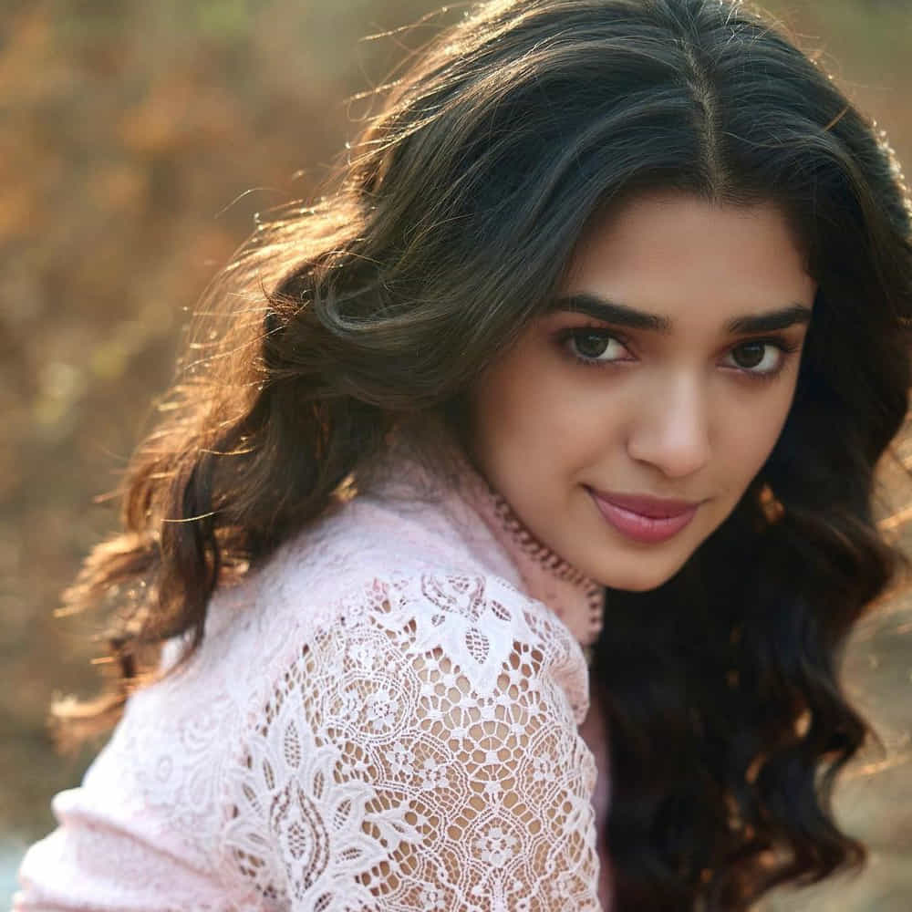 ఉప్పెన సినిమాతో కుర్రకారు కలల రాకుమారిగా మారిపోయింది ఈ బ్యూటీ. ఈ అమ్మడు ఎవరో కాదు అందాల తార కృతిశెట్టి.ఈ అమ్మడి గురించి స్పెషల్ గా చెప్పాల్సిన అవసరం లేదు. ఎప్పుడు సోషల్ మీడియాలో యాక్టీవ్ గా ఈ బ్యూటీ షేర్ చేసిన తాజా ఫొటోస్ కు కుర్రకారును ఉక్కిరిబిక్కిరి అయిపోతున్నారు అనుకోండి.