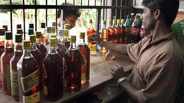Liquor: మద్యం అమ్మకాలపై ప్రభుత్వం కీలక నిర్ణయం.. ఇకపై స్పోర్ట్స్ స్టేడియాలతో పాటు..