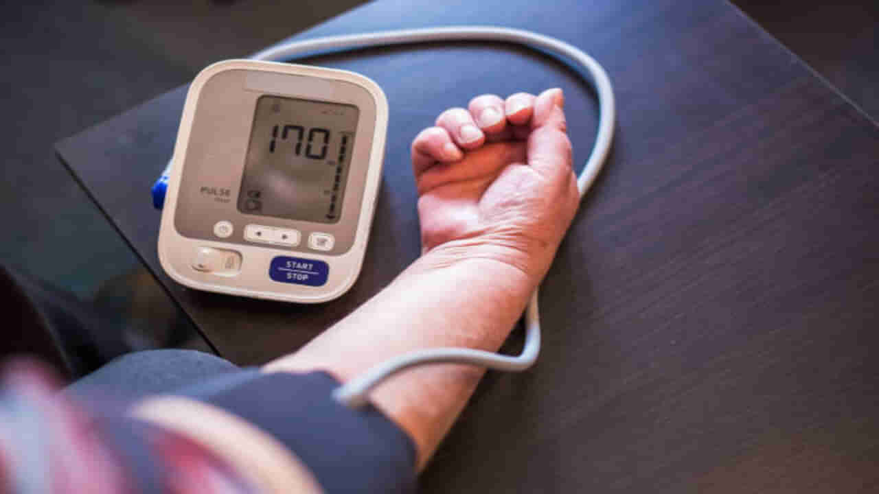 Hypotension: బీఅలెర్ట్.. లో బీపీతో ప్రాణాలకే ప్రమాదం.. ఇలా చేస్తే ఆ సమస్యే ఉండదు..