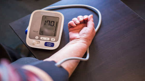 Hypotension: బీఅలెర్ట్.. లో బీపీతో ప్రాణాలకే ప్రమాదం.. ఇలా చేస్తే ఆ సమస్యే ఉండదు..