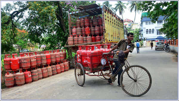 LPG Gas Cylinder Price: వినియోగదారులకు గుడ్న్యూస్.. తగ్గిన గ్యాస్ సిలిండర్ ధర.. ఎంతో తెలుసా..?