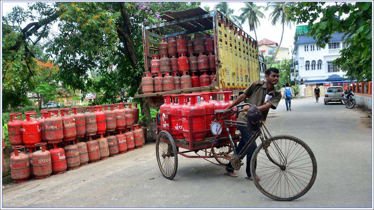 LPG Gas Cylinder Price: వినియోగదారులకు గుడ్‌న్యూస్‌.. తగ్గిన గ్యాస్‌ సిలిండర్‌ ధర.. ఎంతో తెలుసా..?