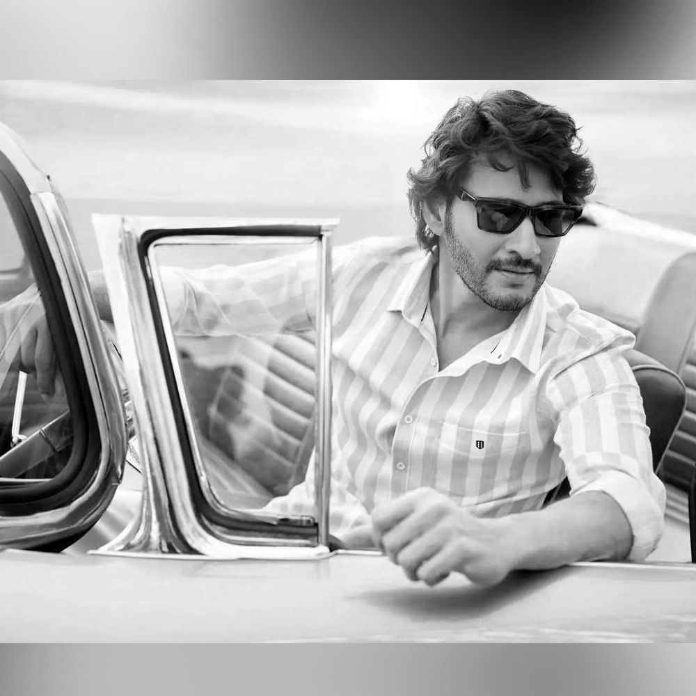 దాంతో పాటే లాంగ్‌ హెయిర్‌లో మరింత హ్యాండ్‌సమ్‌గా మేకోవర్ అయ్యారు. ఇదే హెయిర్‌ స్టైల్‌తో.. బయట కూడా కనిపిస్తున్నారు.సినిమాలో మరోలా కనిపించే ఛాన్స్‌ ఉందని.. నిన్న మొన్నటి వరకు నెట్టింట కామెంట్ వచ్చేలా చేసుకున్నారు.