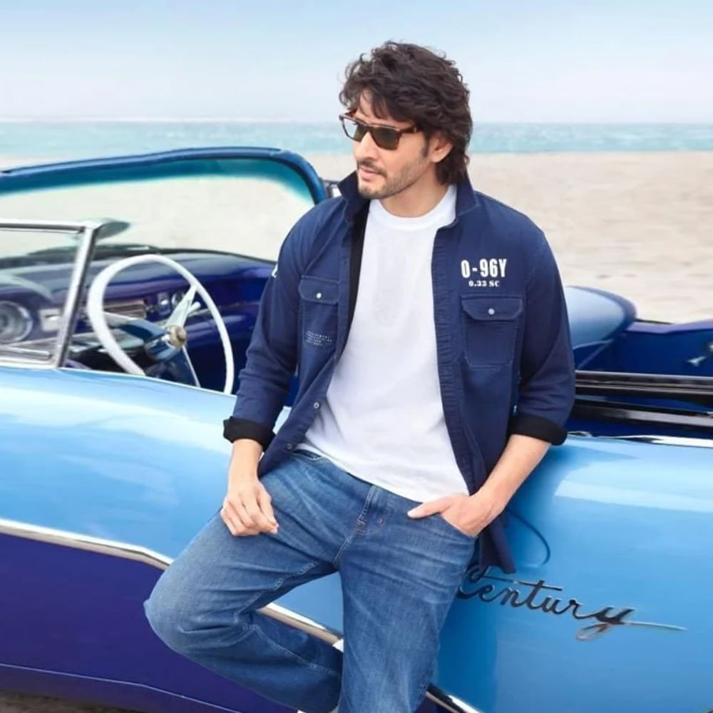 ఆ వెంటనే పాన్ ఇండియన్ డైరెక్టర్‌ రాజమౌళి సినిమా సెట్‌కు షిఫ్ట్ కానున్నారు. ఇక ఈ క్రమంలోనే తన SSM28 లుక్స్‌తో నెట్టింట ట్రెండ్ అవుతున్నారు మహేష్.