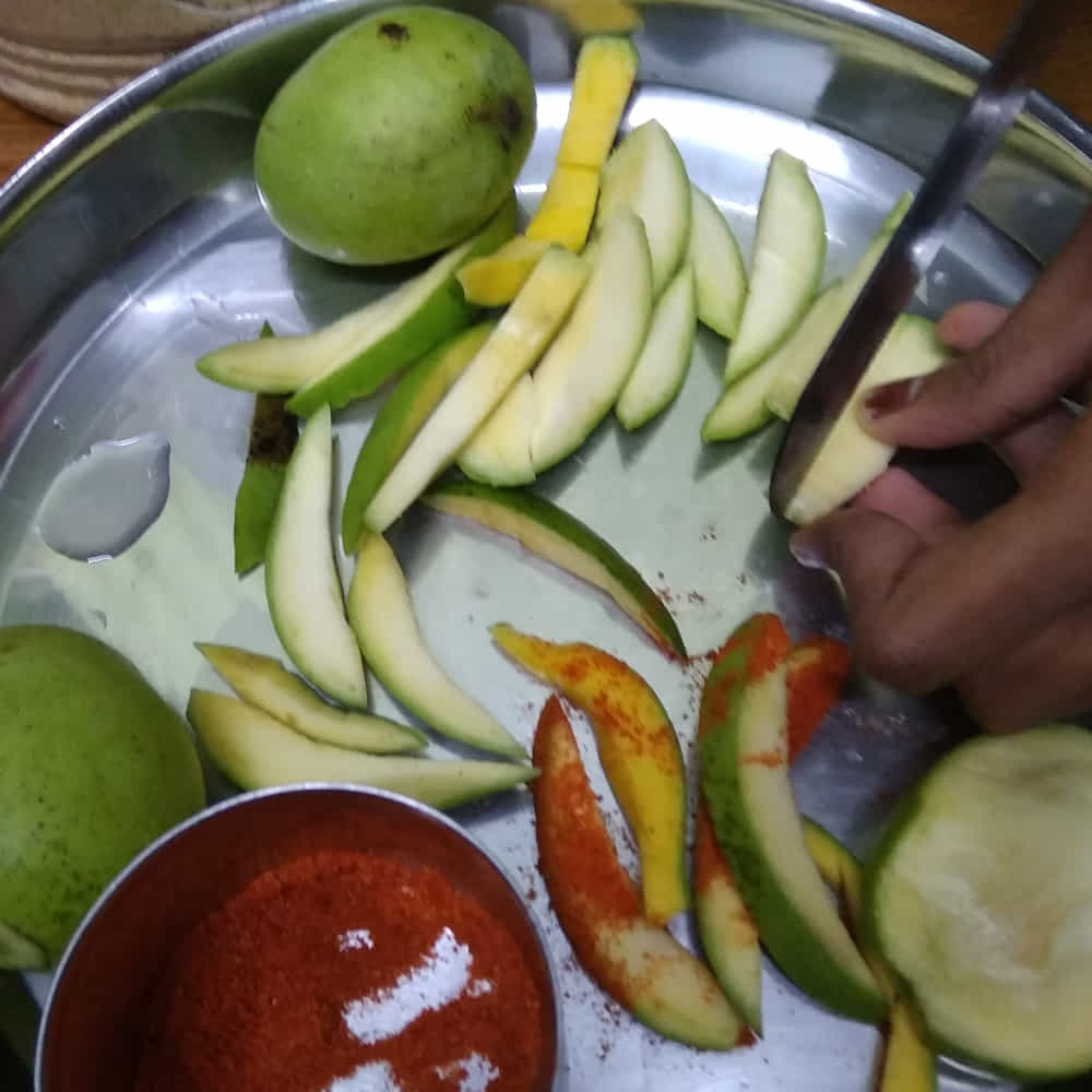 పచ్చిమామిడి తినడం వల్ల మన బాడీకి కావాల్సిన విటమిన్ ఏ 10 శాతం వరకు అందుతుంది. రోగనిరోధక వ్యవస్థ స్ట్రాంగ్గా పని చెయ్యాలంటే ఇది చాలా అవసరం. ఇక మెగ్నీషియం, పొటాషియం ఉన్న సరిపడినంత అందుతాయి.