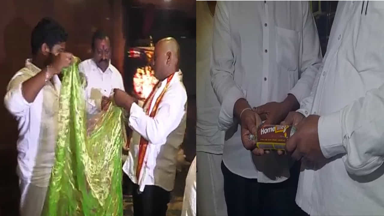 సిరిసిల్లకు చెందిన విజయ్ అగ్గిపెట్టెలో పట్టేలా 100 గ్రాముల బరువు ఉండే చీరల తయారీలో నిపుణుడు. బంగారంతో పాటూ వెండితో ఈచీరలను నేశారు. ఇప్పటికే తిరుమల శ్రీవారు, తిరుచానూరు పద్మావతి అమ్మవారికి అగ్గిపెట్టేలో పట్టే చీరల్ని బహూకరించాడు. తాజాగా ఆంధ్రప్రదేశ్ లోని మరో పుణ్యక్షేత్రం ఇంద్రకీలాద్రిపై కొలువైన కనుక దుర్గమ్మకు అగ్గిపెట్టెలో పట్టే చీరను భక్తిశ్రద్దలతో బహూకరించాడు విజయ్.