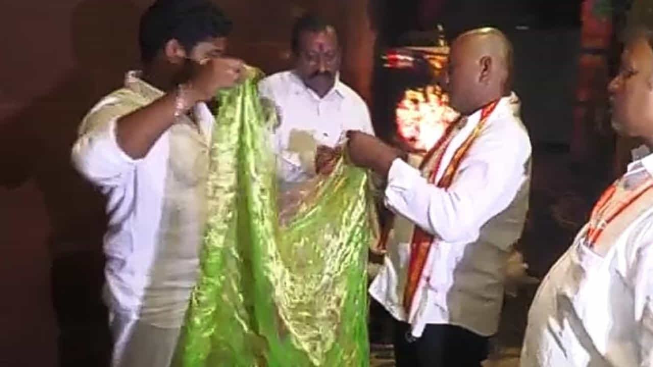 ఈ సందర్భంగా విజయ్ మాట్లాడుతూ.. తనకు "చేనేత కళ అంటే ఎంతో ఇష్టం. చేనేత కళలో ఎన్నో ప్రయోగాలు చేస్తుంటానని.. చేనేత కార్మికులు మరుగున పడిపోకూడదని చెప్పారు. త్వరలోనే రంగులు మారే చీరను తయారు చేస్తానని కూడా చెప్పారు.