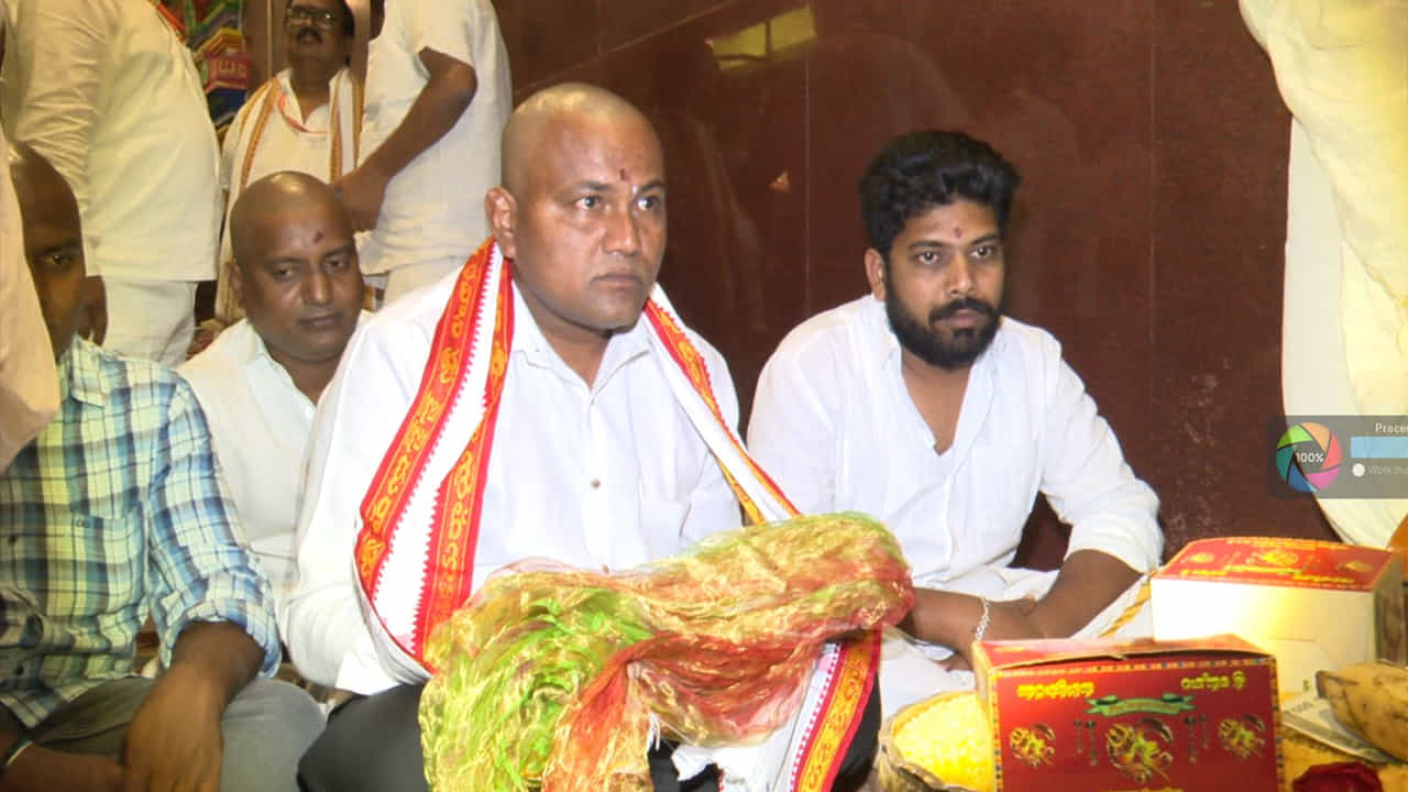 ఇంద్రకీలాద్రి అమ్మవారికి అగ్గిపెట్టిలో చీరను సమర్పించాడు విజయ్. ఈ చీర ఖరీదు సుమారు 45 వేల రూపాయలు ఉంటుందని తెలుస్తోంది. చీరను విజయ్ ఐదు గ్రాముల బంగారం, 10 గ్రాముల వెండితో పూర్తి పట్టు దారాలతో నేశాడు. అతి సుందరమైన ఈ పట్టు చీరను అమ్మలనుగమ్మ అమ్మ దుర్గమ్మకు సమర్పించాడు.