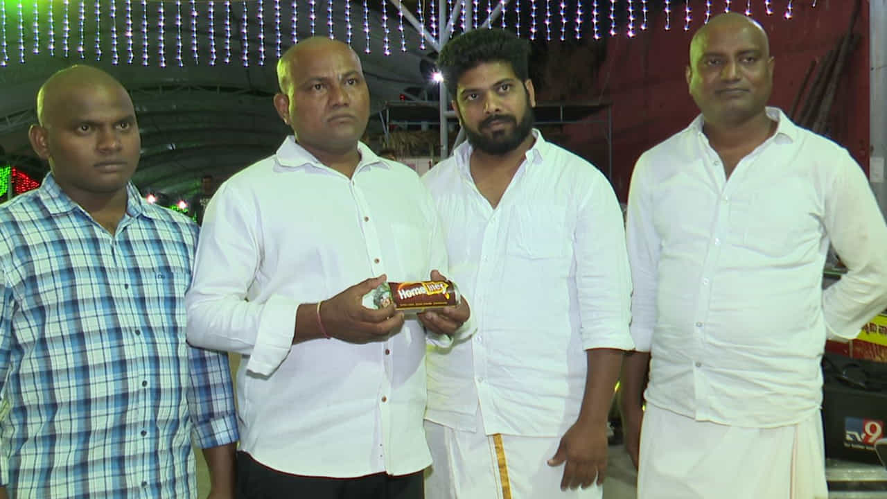 దుర్గమ్మ ఆలయ సిబ్బంది, అర్చకుల సమక్షంలో ఈ చీరను ఆవిష్కరించారు. 100 గ్రామల బరువుతో నేసిన బంగారపు మరియు వెండి కలబోసి చీర చూపరులను ఆకట్టుకుంది.