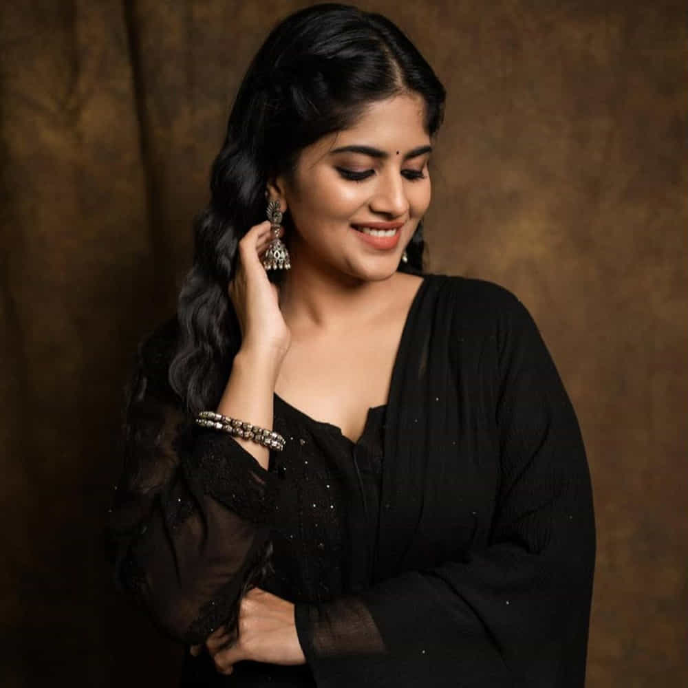 టాలీవుడ్ యంగ్ బ్యూటీ మేఘా ఆకాష్, ప్రస్తుతం చాలా సెలెక్టివ్గా సినిమాలు చేస్తోంది. అటు హీరోయిన్గా అవకాశాలు కొల్లగొడుతూనే, ఇతర సినిమాల్లోనూ ప్రాముఖ్యత ఉన్న పాత్రల్లో నటించేందుకు సిద్ధమవుతోంది. ఇదే తరుణంలో సోషల్ మీడియాలో యాక్టీవ్ గా ఉంటూ న్యూ ఫొటోస్ తో కుర్రకారును ఎట్ట్రాక్టీవ్ చేస్తుంది ఈ ముద్దుగుమ్మ.తాజా ఫొటోస్ అయితే నెక్స్ట్ లెవెల్ అనే చెప్పాలి..