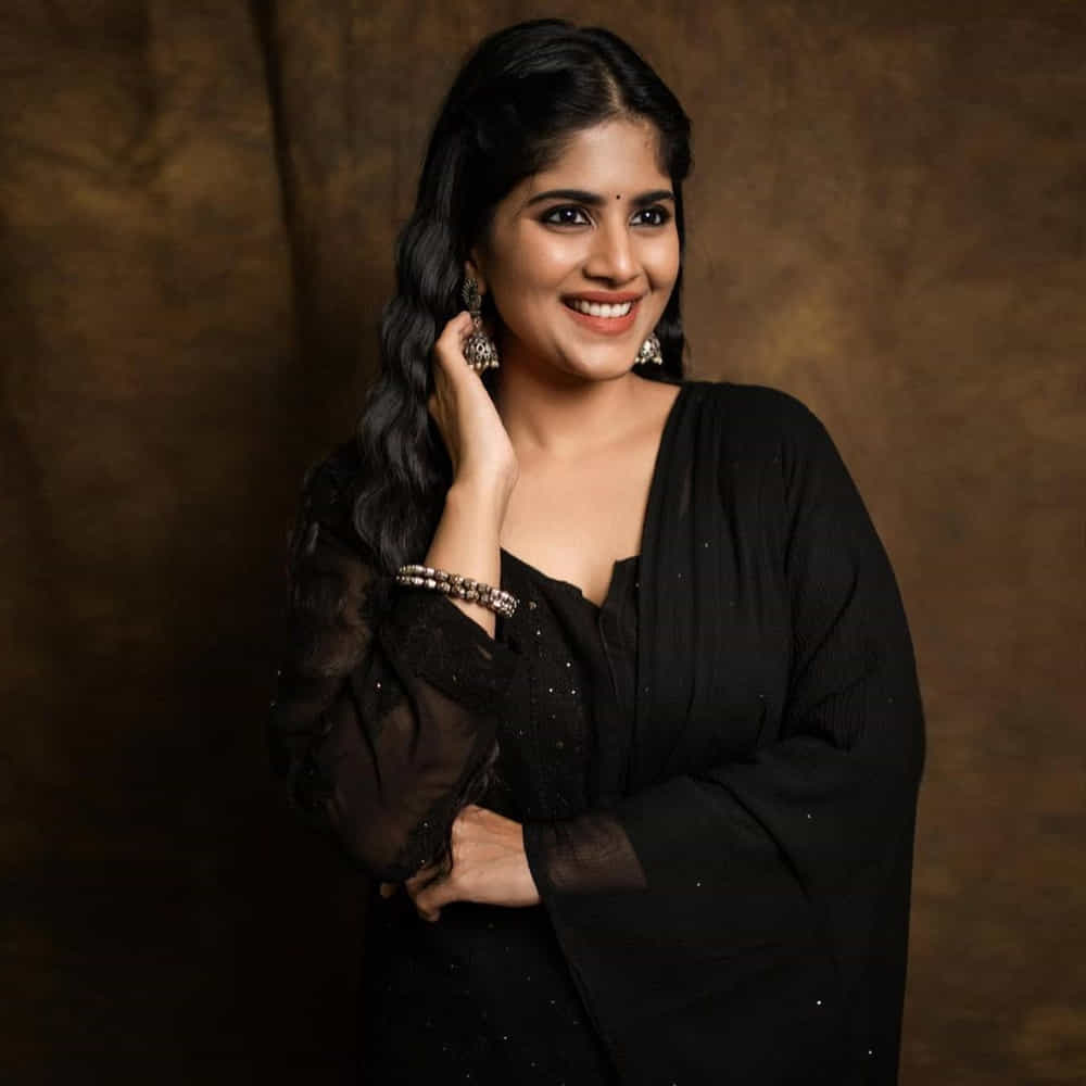టాలీవుడ్ యంగ్ బ్యూటీ మేఘా ఆకాష్, ప్రస్తుతం చాలా సెలెక్టివ్గా సినిమాలు చేస్తోంది. అటు హీరోయిన్గా అవకాశాలు కొల్లగొడుతూనే, ఇతర సినిమాల్లోనూ ప్రాముఖ్యత ఉన్న పాత్రల్లో నటించేందుకు సిద్ధమవుతోంది. ఇదే తరుణంలో సోషల్ మీడియాలో యాక్టీవ్ గా ఉంటూ న్యూ ఫొటోస్ తో కుర్రకారును ఎట్ట్రాక్టీవ్ చేస్తుంది ఈ ముద్దుగుమ్మ.తాజా ఫొటోస్ అయితే నెక్స్ట్ లెవెల్ అనే చెప్పాలి..
