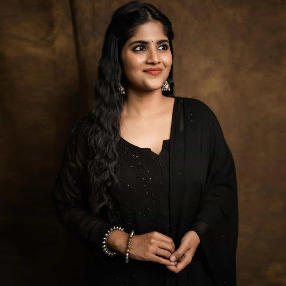 టాలీవుడ్ యంగ్ బ్యూటీ మేఘా ఆకాష్, ప్రస్తుతం చాలా సెలెక్టివ్గా సినిమాలు చేస్తోంది. అటు హీరోయిన్గా అవకాశాలు కొల్లగొడుతూనే, ఇతర సినిమాల్లోనూ ప్రాముఖ్యత ఉన్న పాత్రల్లో నటించేందుకు సిద్ధమవుతోంది. ఇదే తరుణంలో సోషల్ మీడియాలో యాక్టీవ్ గా ఉంటూ న్యూ ఫొటోస్ తో కుర్రకారును ఎట్ట్రాక్టీవ్ చేస్తుంది ఈ ముద్దుగుమ్మ.తాజా ఫొటోస్ అయితే నెక్స్ట్ లెవెల్ అనే చెప్పాలి..