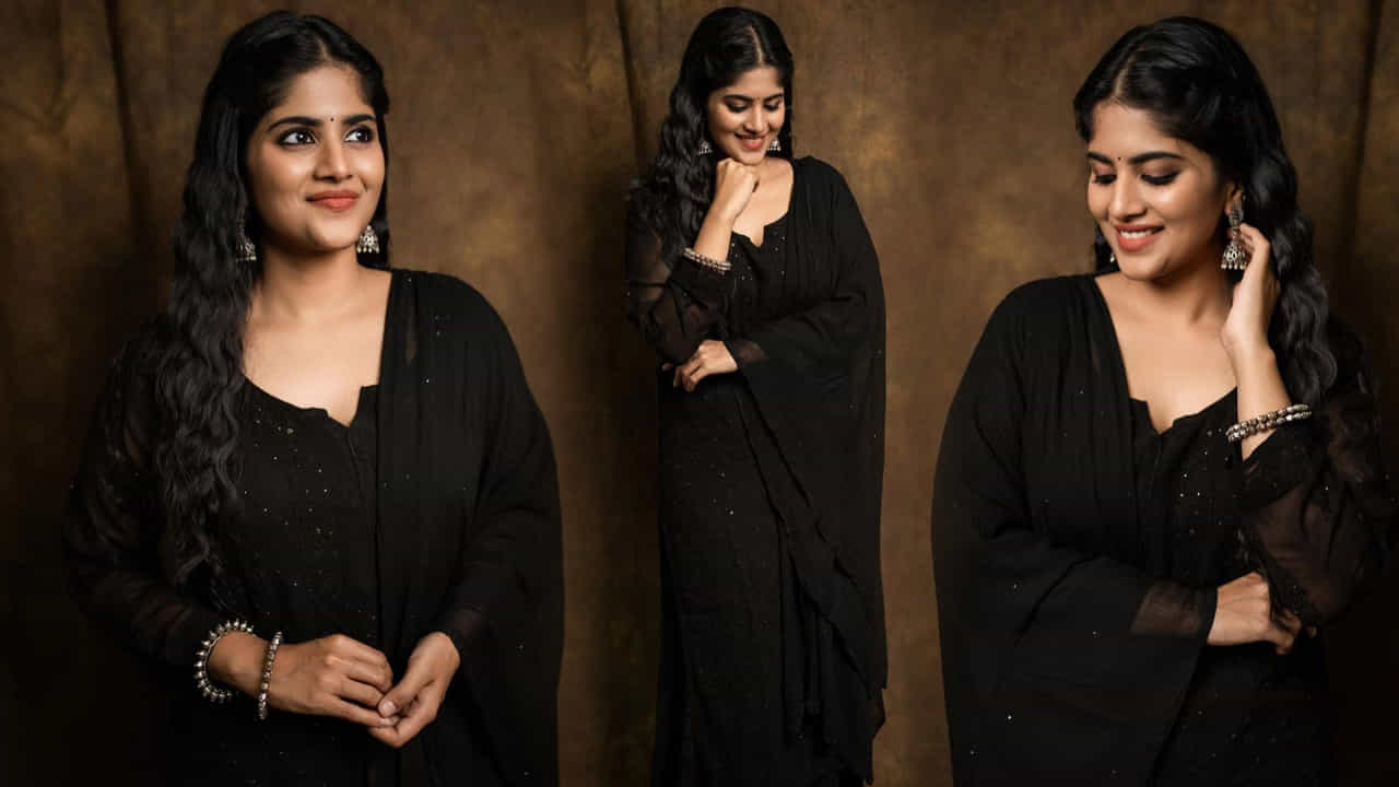 టాలీవుడ్ యంగ్ బ్యూటీ మేఘా ఆకాష్, ప్రస్తుతం చాలా సెలెక్టివ్గా సినిమాలు చేస్తోంది. అటు హీరోయిన్గా అవకాశాలు కొల్లగొడుతూనే, ఇతర సినిమాల్లోనూ ప్రాముఖ్యత ఉన్న పాత్రల్లో నటించేందుకు సిద్ధమవుతోంది. ఇదే తరుణంలో సోషల్ మీడియాలో యాక్టీవ్ గా ఉంటూ న్యూ ఫొటోస్ తో కుర్రకారును ఎట్ట్రాక్టీవ్ చేస్తుంది ఈ ముద్దుగుమ్మ.తాజా ఫొటోస్ అయితే నెక్స్ట్ లెవెల్ అనే చెప్పాలి..