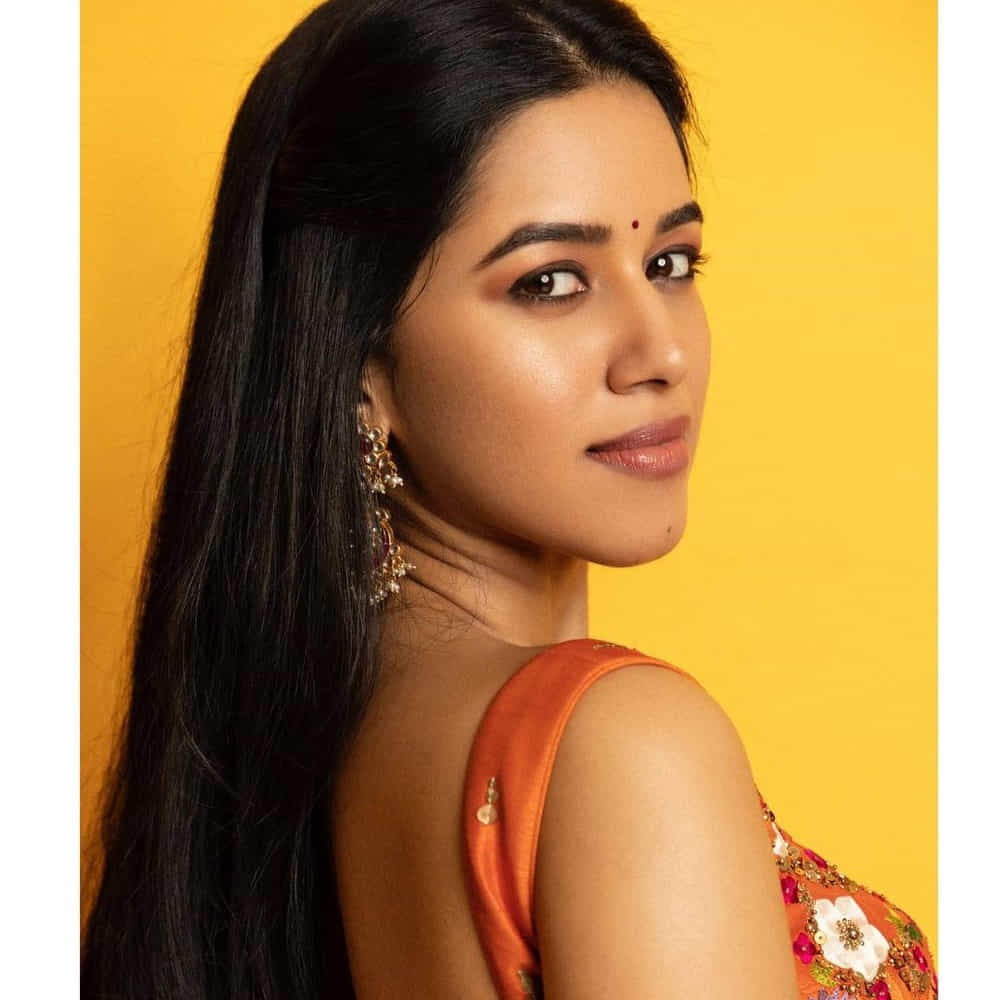 మృణాళిని రవి.. సోషల్ మీడియాలో డబ్స్మాష్తో వీడియోలు చేసి.. రాత్రికి రాత్రే సెలబ్రిటీ స్టేటస్ అందుకుంటున్నది ఈ తమిళ భామ. తమిళ నాడుకు చెందిన మృణాళిని.తమిళ నాట ఫుల్ పాపులారిటీ సంపాదించింది. తాజాగా మృణాళిని రవి బ్యూటీఫుల్ ఫోటోస్ సోషల్ మీడియాలో ఎట్ట్రాక్ట్ చేస్తున్నాయ్.