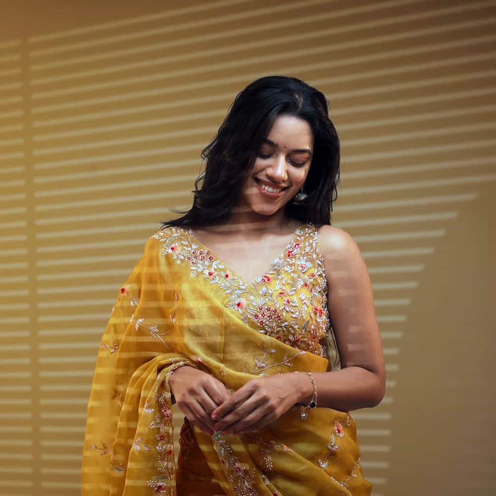 మృణాళిని రవి.. సోషల్ మీడియాలో డబ్స్మాష్తో వీడియోలు చేసి.. రాత్రికి రాత్రే సెలబ్రిటీ స్టేటస్ అందుకుంటున్నది ఈ తమిళ భామ. తమిళ నాడుకు చెందిన మృణాళిని.తమిళ నాట ఫుల్ పాపులారిటీ సంపాదించింది. తాజాగా మృణాళిని రవి బ్యూటీఫుల్ ఫోటోస్ సోషల్ మీడియాలో ఎట్ట్రాక్ట్ చేస్తున్నాయ్.