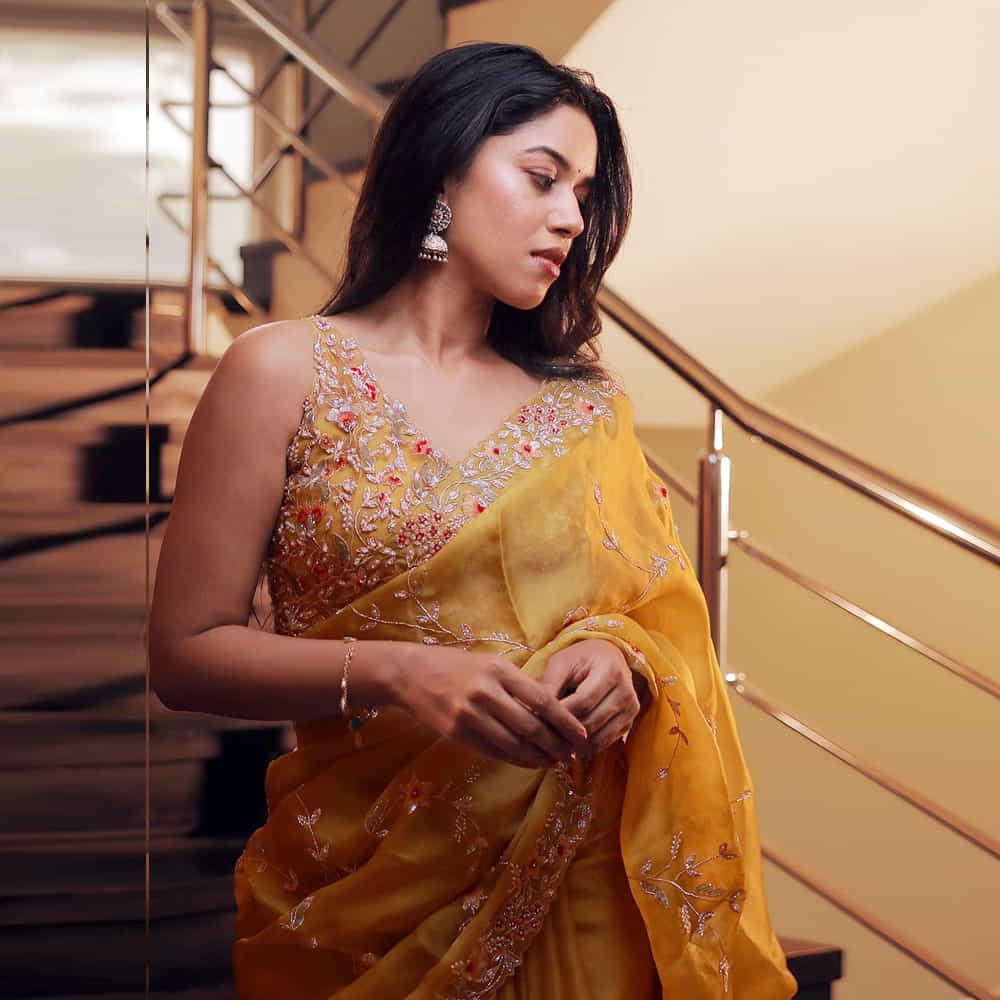 మృణాళిని రవి.. సోషల్ మీడియాలో డబ్స్మాష్తో వీడియోలు చేసి.. రాత్రికి రాత్రే సెలబ్రిటీ స్టేటస్ అందుకుంటున్నది ఈ తమిళ భామ. తమిళ నాడుకు చెందిన మృణాళిని.తమిళ నాట ఫుల్ పాపులారిటీ సంపాదించింది. తాజాగా మృణాళిని రవి బ్యూటీఫుల్ ఫోటోస్ సోషల్ మీడియాలో ఎట్ట్రాక్ట్ చేస్తున్నాయ్.