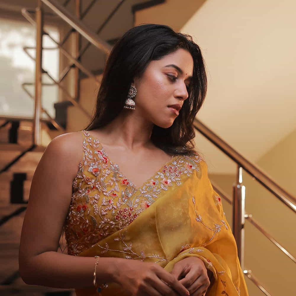 మృణాళిని రవి.. సోషల్ మీడియాలో డబ్స్మాష్తో వీడియోలు చేసి.. రాత్రికి రాత్రే సెలబ్రిటీ స్టేటస్ అందుకుంటున్నది ఈ తమిళ భామ. తమిళ నాడుకు చెందిన మృణాళిని.తమిళ నాట ఫుల్ పాపులారిటీ సంపాదించింది. తాజాగా మృణాళిని రవి బ్యూటీఫుల్ ఫోటోస్ సోషల్ మీడియాలో ఎట్ట్రాక్ట్ చేస్తున్నాయ్.