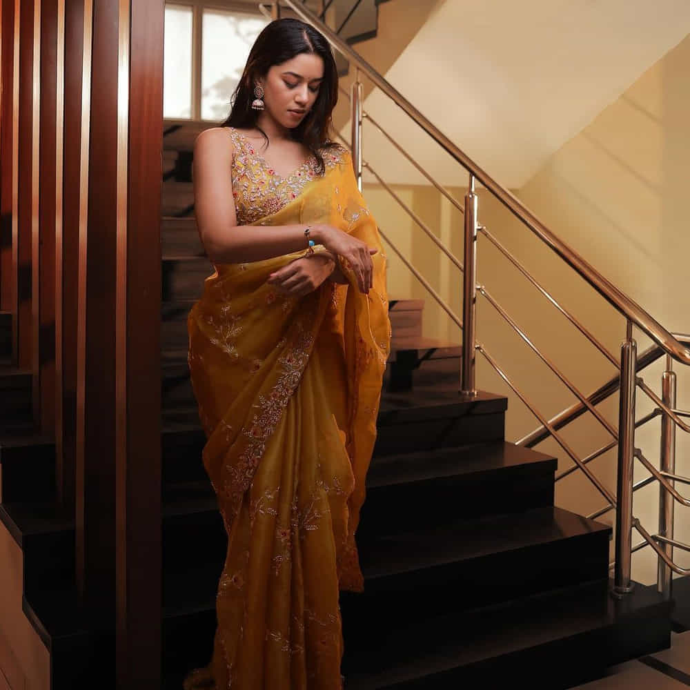 మృణాళిని రవి.. సోషల్ మీడియాలో డబ్స్మాష్తో వీడియోలు చేసి.. రాత్రికి రాత్రే సెలబ్రిటీ స్టేటస్ అందుకుంటున్నది ఈ తమిళ భామ. తమిళ నాడుకు చెందిన మృణాళిని.తమిళ నాట ఫుల్ పాపులారిటీ సంపాదించింది. తాజాగా మృణాళిని రవి బ్యూటీఫుల్ ఫోటోస్ సోషల్ మీడియాలో ఎట్ట్రాక్ట్ చేస్తున్నాయ్.