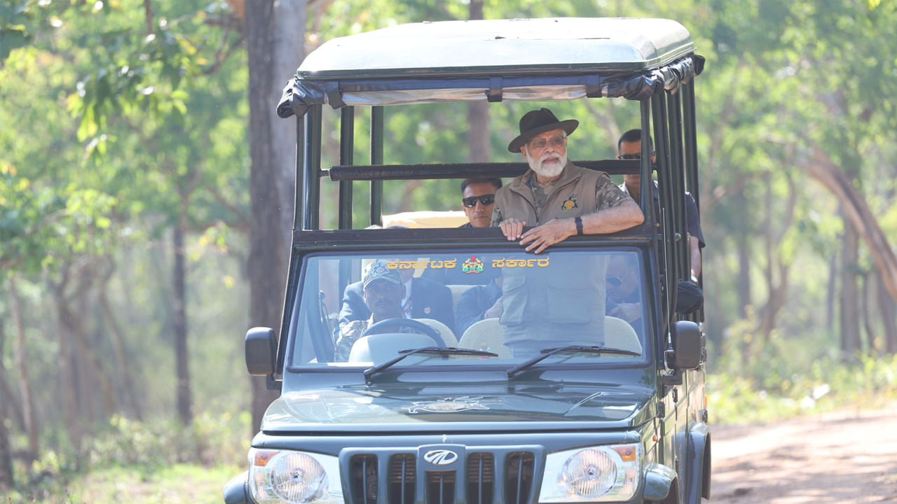  ప్రధాన మంత్రి నరేంద్ర మోదీ కర్ణాటకలో పర్యటిస్తున్న విషయం తెలిసిందే. ఈ నేపథ్యంలో ఆదివారం  బందీపూర్ టైగర్ రిజర్వ్‌లో సఫారీని ప్రధాని సందర్శించారు. దాదాపు 20 కిలోమీటర్లు ప్రయాణించి అటవీ అందాలను ఆస్వాదించారు.