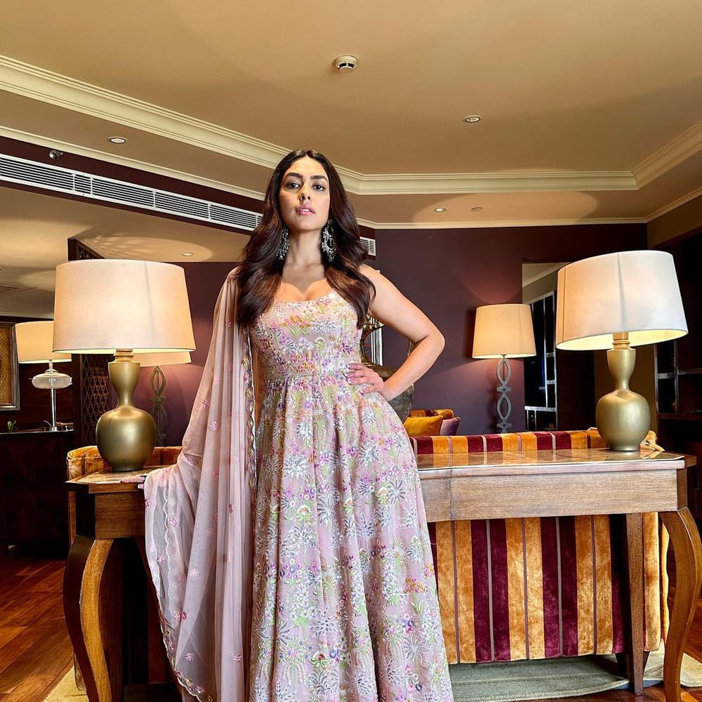 ఒక్క సినిమాతోనే సౌత్ ఆడియన్స్ మనసు దోచిన బాలీవుడ్ బ్యూటీ మృణాల్ ఠాకూర్. సీతారామమ్ సినిమాతో సూపర్ హిట్ అందుకున్న ఈ భామ.. తెలుగు ప్రేక్షకుల మోస్ట్ ఫేవరెట్ లిస్ట్లో చేరిపోయారు.ఈ అమ్మడి తాజా ఫొటోస్ చూస్తూ ఫ్యాన్స్ తెగ ఎంజాయ్ చేస్తున్నారు..