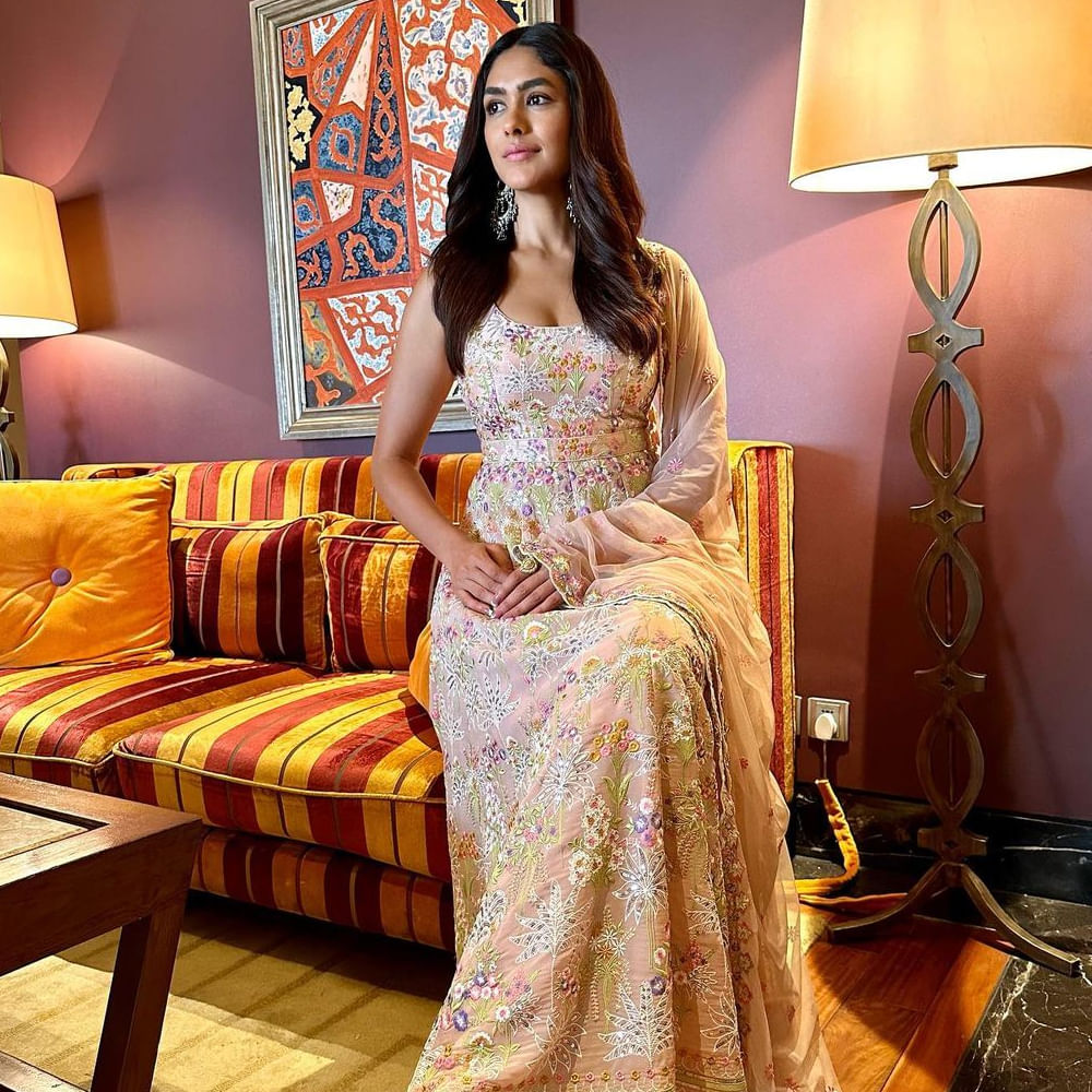 ఒక్క సినిమాతోనే సౌత్ ఆడియన్స్ మనసు దోచిన బాలీవుడ్ బ్యూటీ మృణాల్ ఠాకూర్. సీతారామమ్ సినిమాతో సూపర్ హిట్ అందుకున్న ఈ భామ.. తెలుగు ప్రేక్షకుల మోస్ట్ ఫేవరెట్ లిస్ట్లో చేరిపోయారు.ఈ అమ్మడి తాజా ఫొటోస్ చూస్తూ ఫ్యాన్స్ తెగ ఎంజాయ్ చేస్తున్నారు..