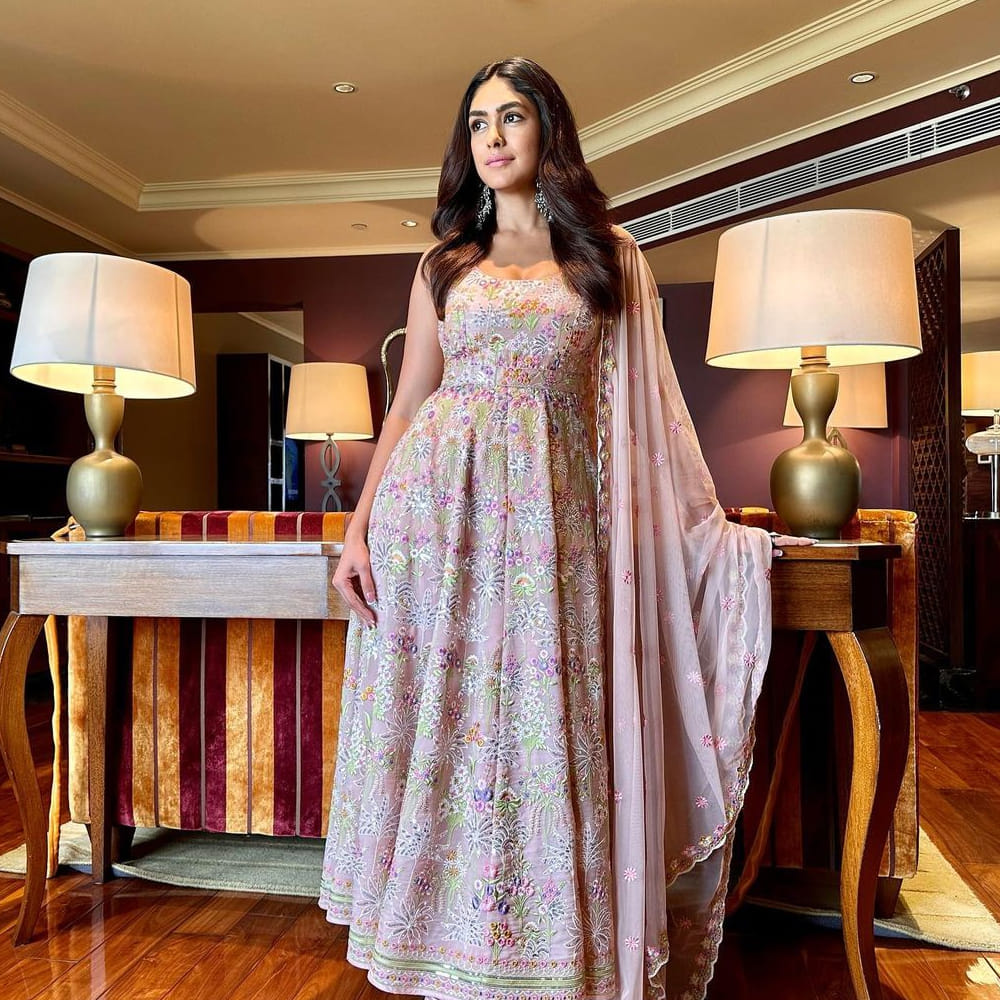 ఒక్క సినిమాతోనే సౌత్ ఆడియన్స్ మనసు దోచిన బాలీవుడ్ బ్యూటీ మృణాల్ ఠాకూర్. సీతారామమ్ సినిమాతో సూపర్ హిట్ అందుకున్న ఈ భామ.. తెలుగు ప్రేక్షకుల మోస్ట్ ఫేవరెట్ లిస్ట్లో చేరిపోయారు.ఈ అమ్మడి తాజా ఫొటోస్ చూస్తూ ఫ్యాన్స్ తెగ ఎంజాయ్ చేస్తున్నారు..