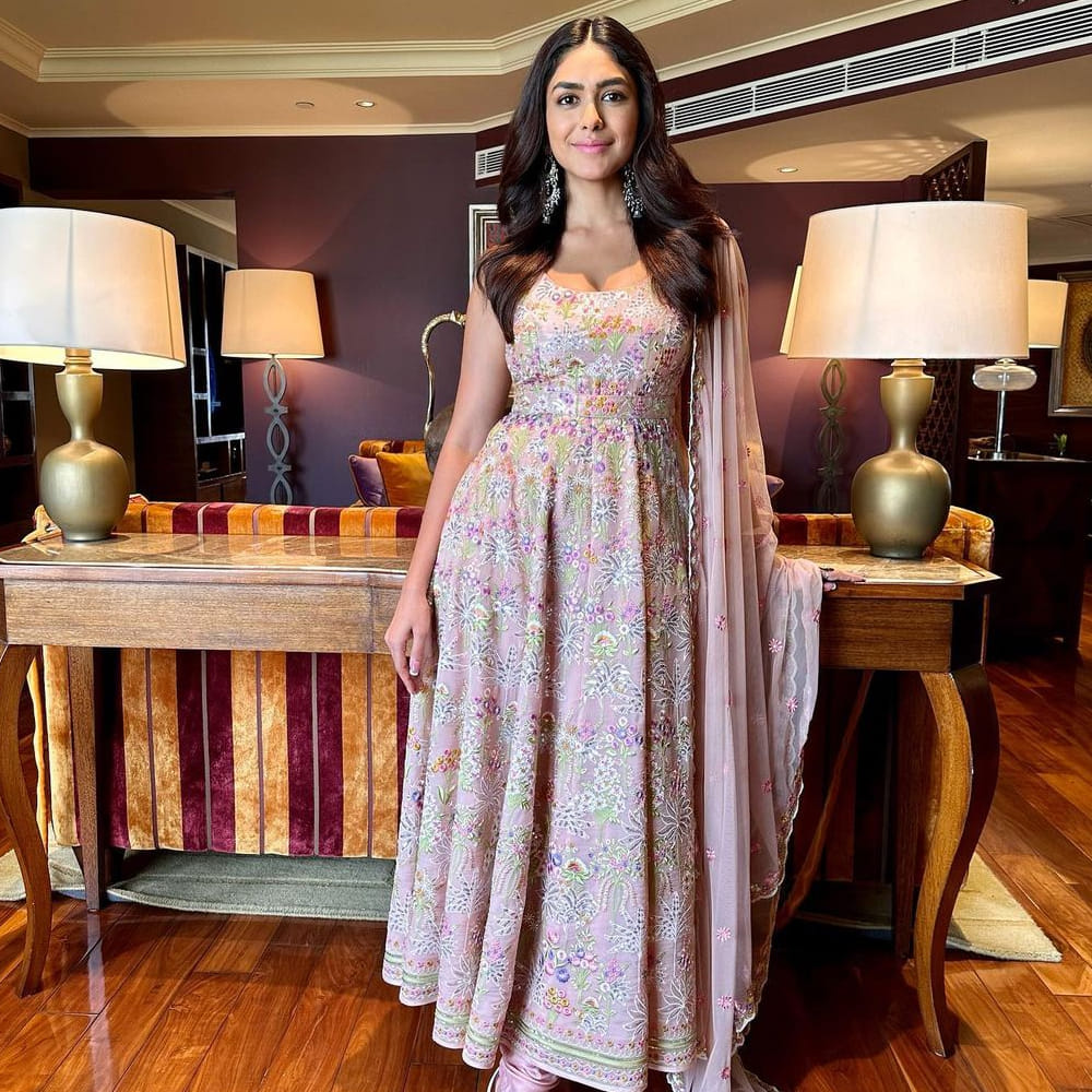 ఒక్క సినిమాతోనే సౌత్ ఆడియన్స్ మనసు దోచిన బాలీవుడ్ బ్యూటీ మృణాల్ ఠాకూర్. సీతారామమ్ సినిమాతో సూపర్ హిట్ అందుకున్న ఈ భామ.. తెలుగు ప్రేక్షకుల మోస్ట్ ఫేవరెట్ లిస్ట్లో చేరిపోయారు.ఈ అమ్మడి తాజా ఫొటోస్ చూస్తూ ఫ్యాన్స్ తెగ ఎంజాయ్ చేస్తున్నారు..