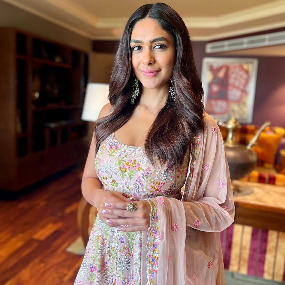 ఒక్క సినిమాతోనే సౌత్ ఆడియన్స్ మనసు దోచిన బాలీవుడ్ బ్యూటీ మృణాల్ ఠాకూర్. సీతారామమ్ సినిమాతో సూపర్ హిట్ అందుకున్న ఈ భామ.. తెలుగు ప్రేక్షకుల మోస్ట్ ఫేవరెట్ లిస్ట్లో చేరిపోయారు.ఈ అమ్మడి తాజా ఫొటోస్ చూస్తూ ఫ్యాన్స్ తెగ ఎంజాయ్ చేస్తున్నారు..