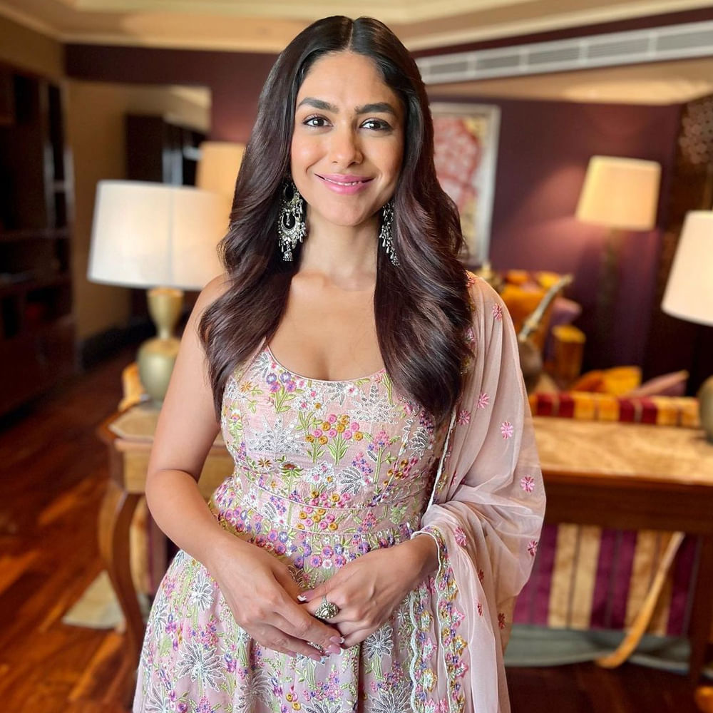 ఒక్క సినిమాతోనే సౌత్ ఆడియన్స్ మనసు దోచిన బాలీవుడ్ బ్యూటీ మృణాల్ ఠాకూర్. సీతారామమ్ సినిమాతో సూపర్ హిట్ అందుకున్న ఈ భామ.. తెలుగు ప్రేక్షకుల మోస్ట్ ఫేవరెట్ లిస్ట్లో చేరిపోయారు.ఈ అమ్మడి తాజా ఫొటోస్ చూస్తూ ఫ్యాన్స్ తెగ ఎంజాయ్ చేస్తున్నారు..