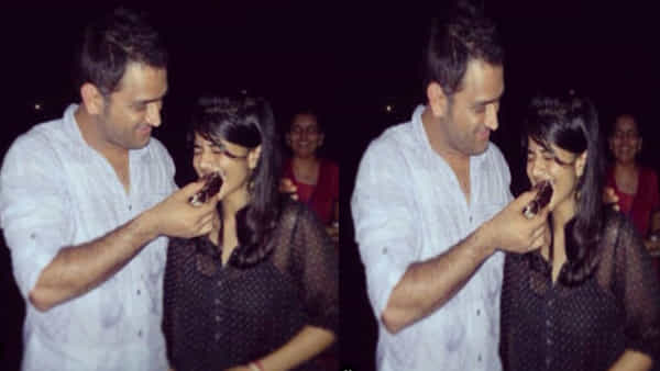 MS Dhoni: మిస్టర్ కూల్ ధోనితో ఉన్న ఈ ముద్దుగుమ్మను గుర్తుపట్టారా? కుర్రాళ్ల ఫేవరెట్ హీరోయిన్ అండోయ్..