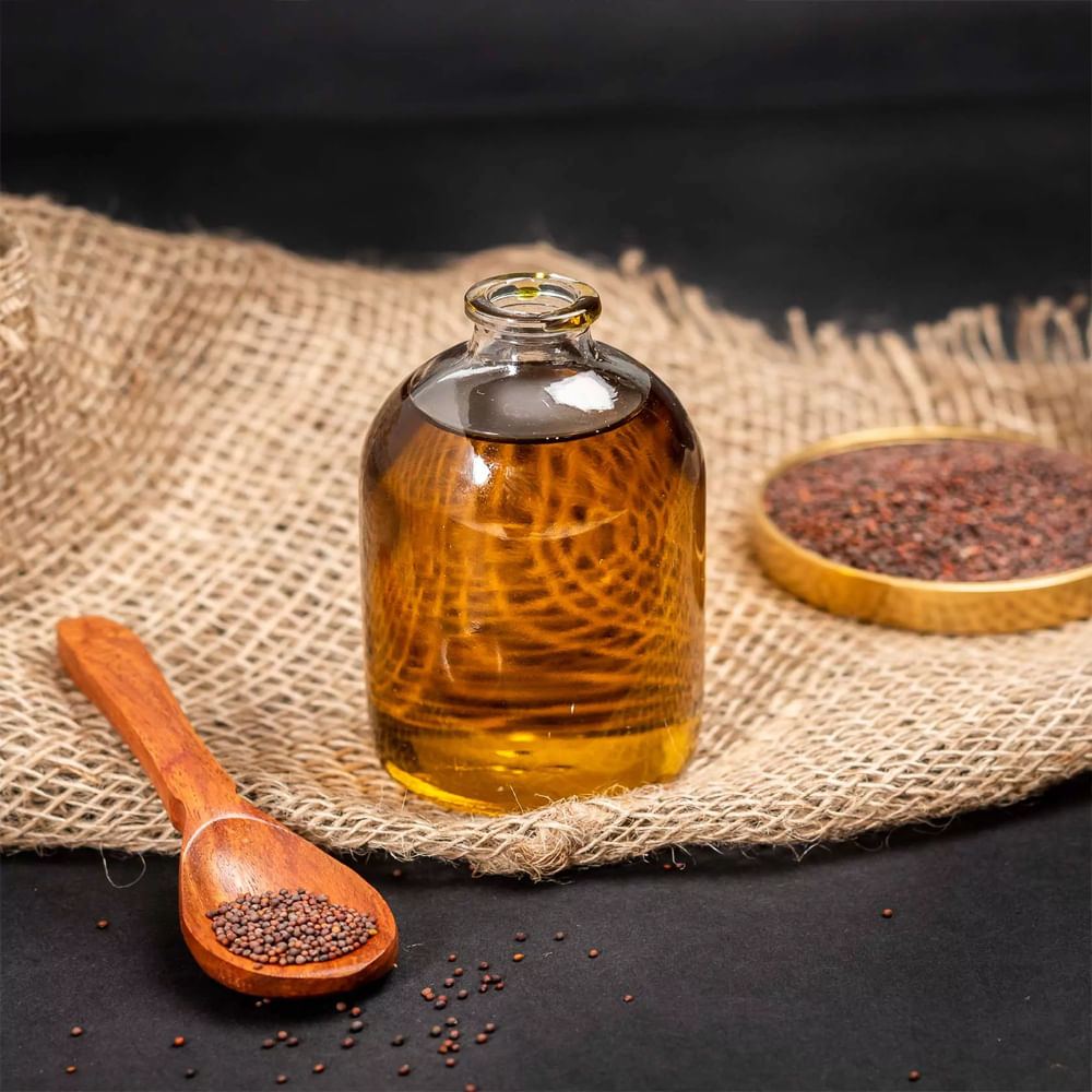 ఆవాల నూనె : ఆవనూనె ఎముకలను బలోపేతం చేయడంలో చాలా మేలు చేస్తుంది. శరీరానికి బలం చేకూర్చడమే కాకుండా కీళ్ల నొప్పులకు కూడా ఈ నూనె ద్వారా ఉపశమనం పొందవచ్చు. ఈ నూనెతో శరీరాన్ని మసాజ్ చేసుకోవచ్చు. మీరు దీని నుంచి ఖచ్చితంగా ప్రయోజనం పొందవచ్చని నిపుణులు పేర్కొంటున్నారు. ఈ నూనెను ఉపయోగించడం వల్ల రోగనిరోధక శక్తి కూడా పెరుగుతుంది.