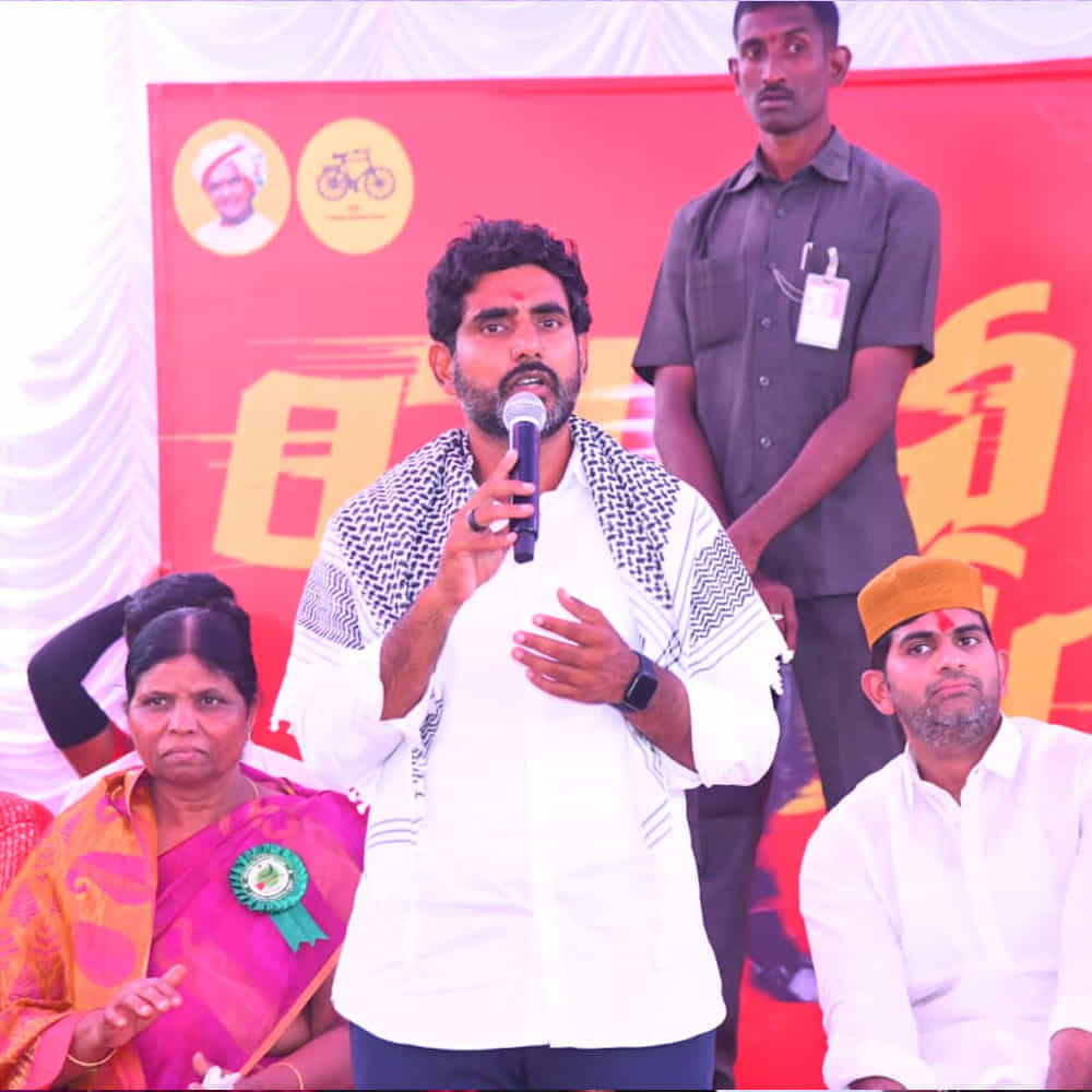 తెలుగుదేశం పార్టీ జాతీయ ప్రధాన కార్యదర్శి నారా లోకేశ్ చేపట్టిన యువగళం పాదయాత్ర నిరాటంకంగా కొనసాగుతోంది. 67వ రోజు తాడిపత్రి నియోజకవర్గంలో లోకేశ్ తన యాత్రను కొనసాగిస్తున్నారు. ఈ సందర్భంగా లోకేష్ పాదయాత్రకు భారీగా జనాలు తరలివచ్చారు.