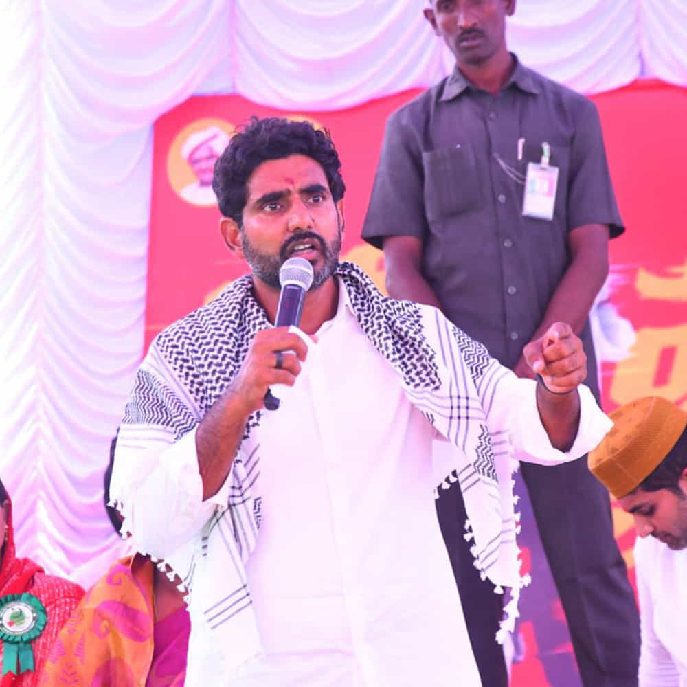 తెలుగుదేశం పార్టీ జాతీయ ప్రధాన కార్యదర్శి నారా లోకేశ్ చేపట్టిన యువగళం పాదయాత్ర నిరాటంకంగా కొనసాగుతోంది. 67వ రోజు తాడిపత్రి నియోజకవర్గంలో లోకేశ్ తన యాత్రను కొనసాగిస్తున్నారు. ఈ సందర్భంగా లోకేష్ పాదయాత్రకు భారీగా జనాలు తరలివచ్చారు.