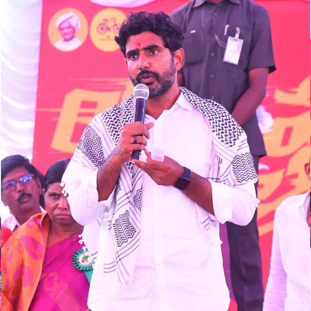 తెలుగుదేశం పార్టీ జాతీయ ప్రధాన కార్యదర్శి నారా లోకేశ్ చేపట్టిన యువగళం పాదయాత్ర నిరాటంకంగా కొనసాగుతోంది. 67వ రోజు తాడిపత్రి నియోజకవర్గంలో లోకేశ్ తన యాత్రను కొనసాగిస్తున్నారు. ఈ సందర్భంగా లోకేష్ పాదయాత్రకు భారీగా జనాలు తరలివచ్చారు.