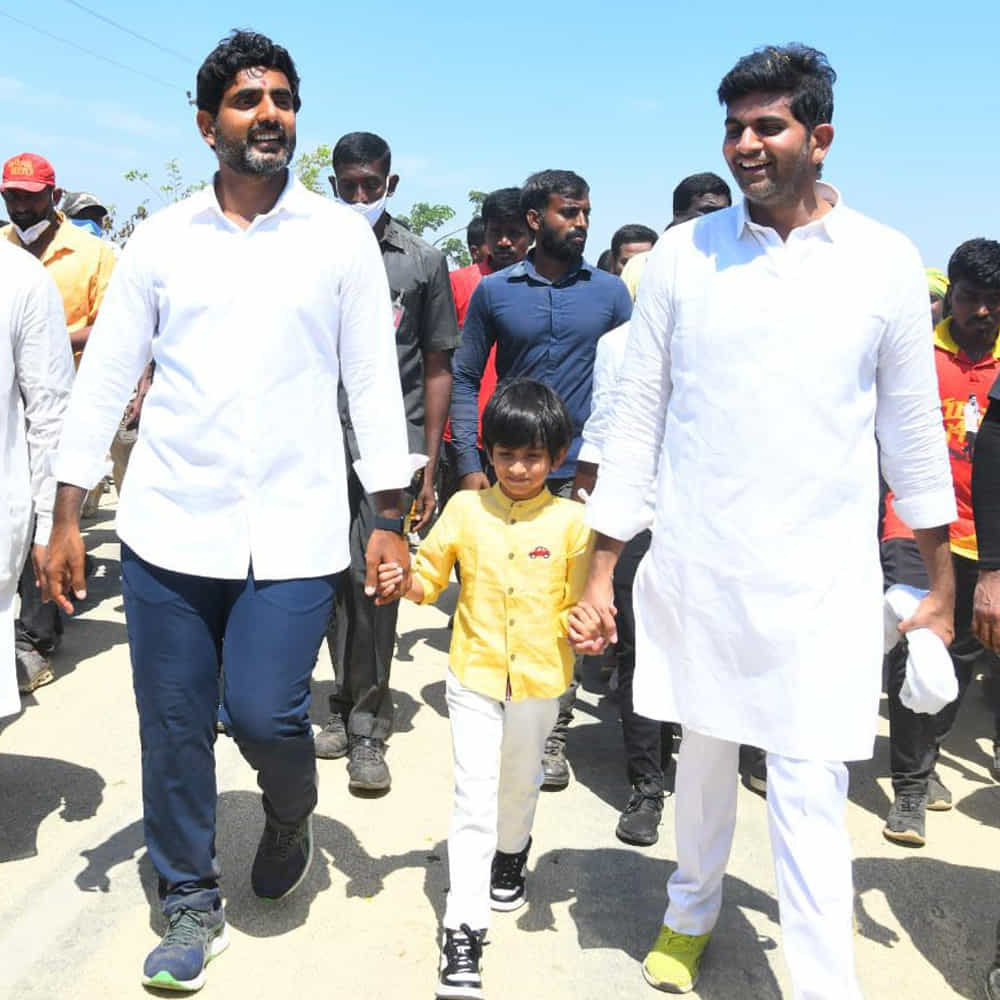 తెలుగుదేశం పార్టీ జాతీయ ప్రధాన కార్యదర్శి నారా లోకేశ్ చేపట్టిన యువగళం పాదయాత్ర నిరాటంకంగా కొనసాగుతోంది. 67వ రోజు తాడిపత్రి నియోజకవర్గంలో లోకేశ్ తన యాత్రను కొనసాగిస్తున్నారు. ఈ సందర్భంగా లోకేష్ పాదయాత్రకు భారీగా జనాలు తరలివచ్చారు.