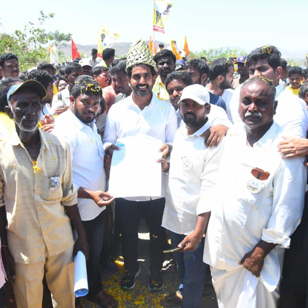 తెలుగుదేశం పార్టీ జాతీయ ప్రధాన కార్యదర్శి నారా లోకేశ్ చేపట్టిన యువగళం పాదయాత్ర నిరాటంకంగా కొనసాగుతోంది. 67వ రోజు తాడిపత్రి నియోజకవర్గంలో లోకేశ్ తన యాత్రను కొనసాగిస్తున్నారు. ఈ సందర్భంగా లోకేష్ పాదయాత్రకు భారీగా జనాలు తరలివచ్చారు.