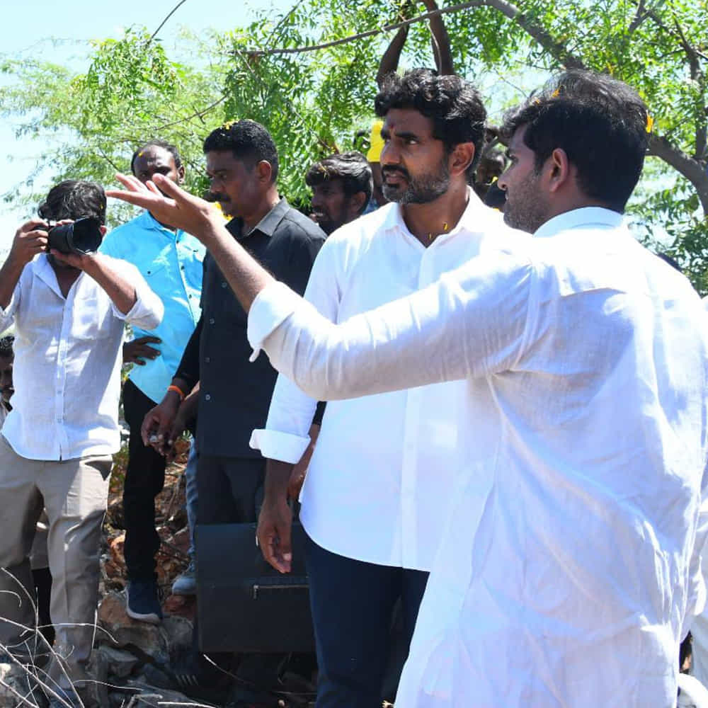తెలుగుదేశం పార్టీ జాతీయ ప్రధాన కార్యదర్శి నారా లోకేశ్ చేపట్టిన యువగళం పాదయాత్ర నిరాటంకంగా కొనసాగుతోంది. 67వ రోజు తాడిపత్రి నియోజకవర్గంలో లోకేశ్ తన యాత్రను కొనసాగిస్తున్నారు. ఈ సందర్భంగా లోకేష్ పాదయాత్రకు భారీగా జనాలు తరలివచ్చారు.
