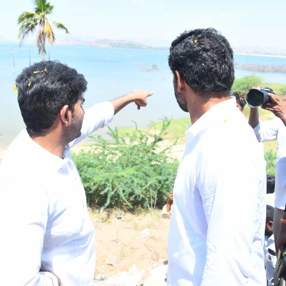 తెలుగుదేశం పార్టీ జాతీయ ప్రధాన కార్యదర్శి నారా లోకేశ్ చేపట్టిన యువగళం పాదయాత్ర నిరాటంకంగా కొనసాగుతోంది. 67వ రోజు తాడిపత్రి నియోజకవర్గంలో లోకేశ్ తన యాత్రను కొనసాగిస్తున్నారు. ఈ సందర్భంగా లోకేష్ పాదయాత్రకు భారీగా జనాలు తరలివచ్చారు.