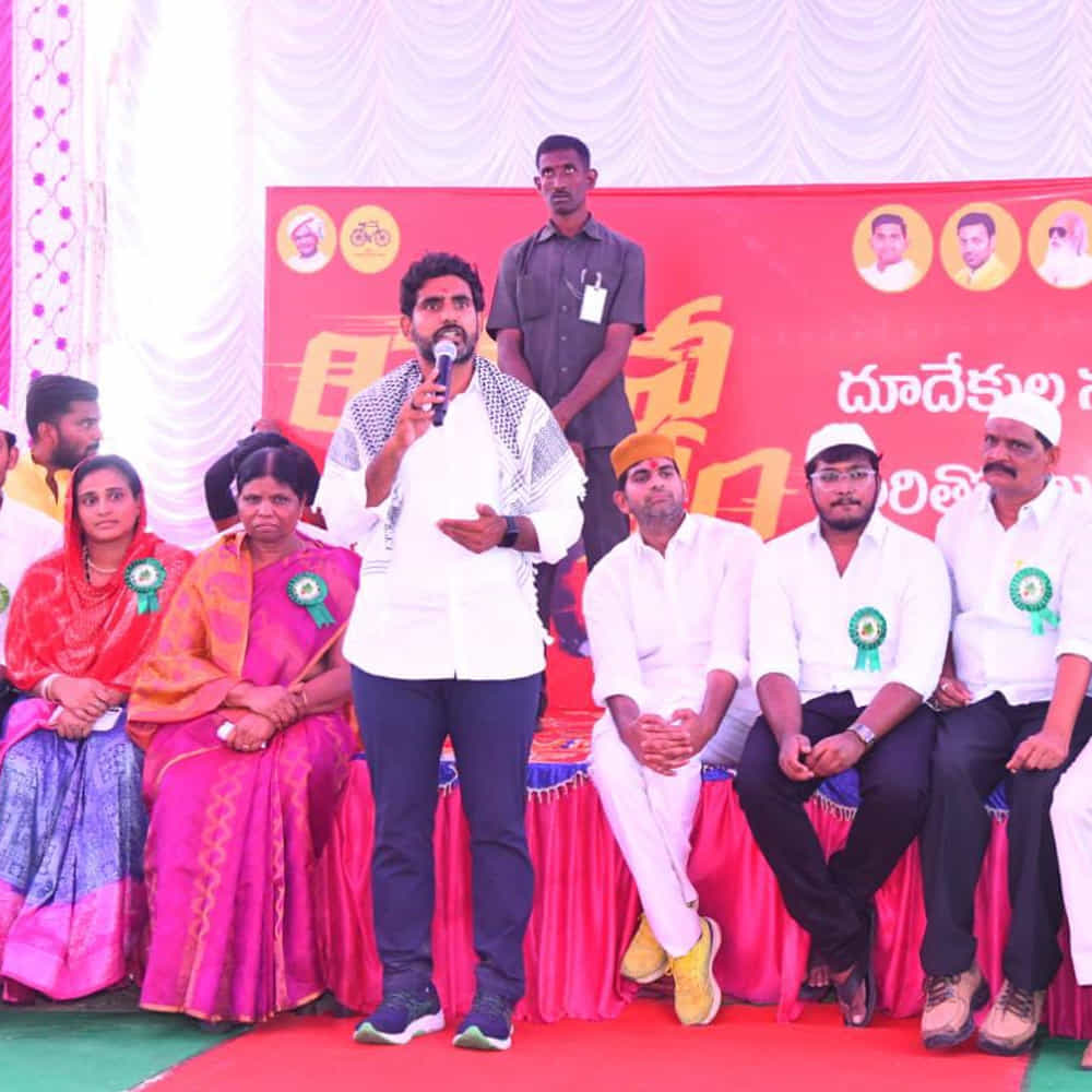 తెలుగుదేశం పార్టీ జాతీయ ప్రధాన కార్యదర్శి నారా లోకేశ్ చేపట్టిన యువగళం పాదయాత్ర నిరాటంకంగా కొనసాగుతోంది. 67వ రోజు తాడిపత్రి నియోజకవర్గంలో లోకేశ్ తన యాత్రను కొనసాగిస్తున్నారు. ఈ సందర్భంగా లోకేష్ పాదయాత్రకు భారీగా జనాలు తరలివచ్చారు.