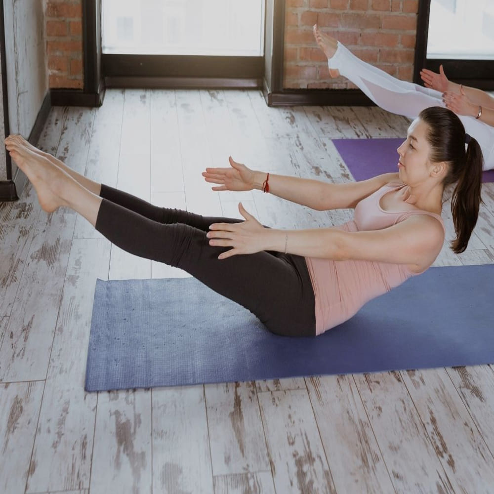 నౌకాసనం: ఈ ఆసనం వేయడానికి ముందుగా యోగా చాపపై కాళ్లు చాపి కూర్చోవాలి. ఆ తర్వాత మీ పాదాలను ముందుకు ఉంచి.. నడుము నిటారుగా ఉంచండి. అనంతరం చేతులను నడుకు కింద ఉంచి ఆ తర్వాత మోకాళ్లను దగ్గరకు తీసుకొని.. నమస్కారం చేయాలి. పాదాలను నిటారుగా ఉంచి చేతులను ముందుకు చాచాలి.. ఈ యోగా కొంత సేపు చేసిన తర్వాత విరామం తీసుకోవాలి.