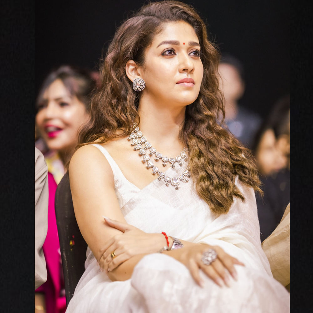 సౌత్ ఇండస్ట్రీలో టాప్ మోస్ట్ ఫాలోయింగ్ హీరోయిన్లలో నయనతార ఒకరు. లేడీ సూపర్ స్టార్‏గా తనకంటూ ప్రత్యేక గుర్తింపు తెచ్చుకుంది నయనతార. 