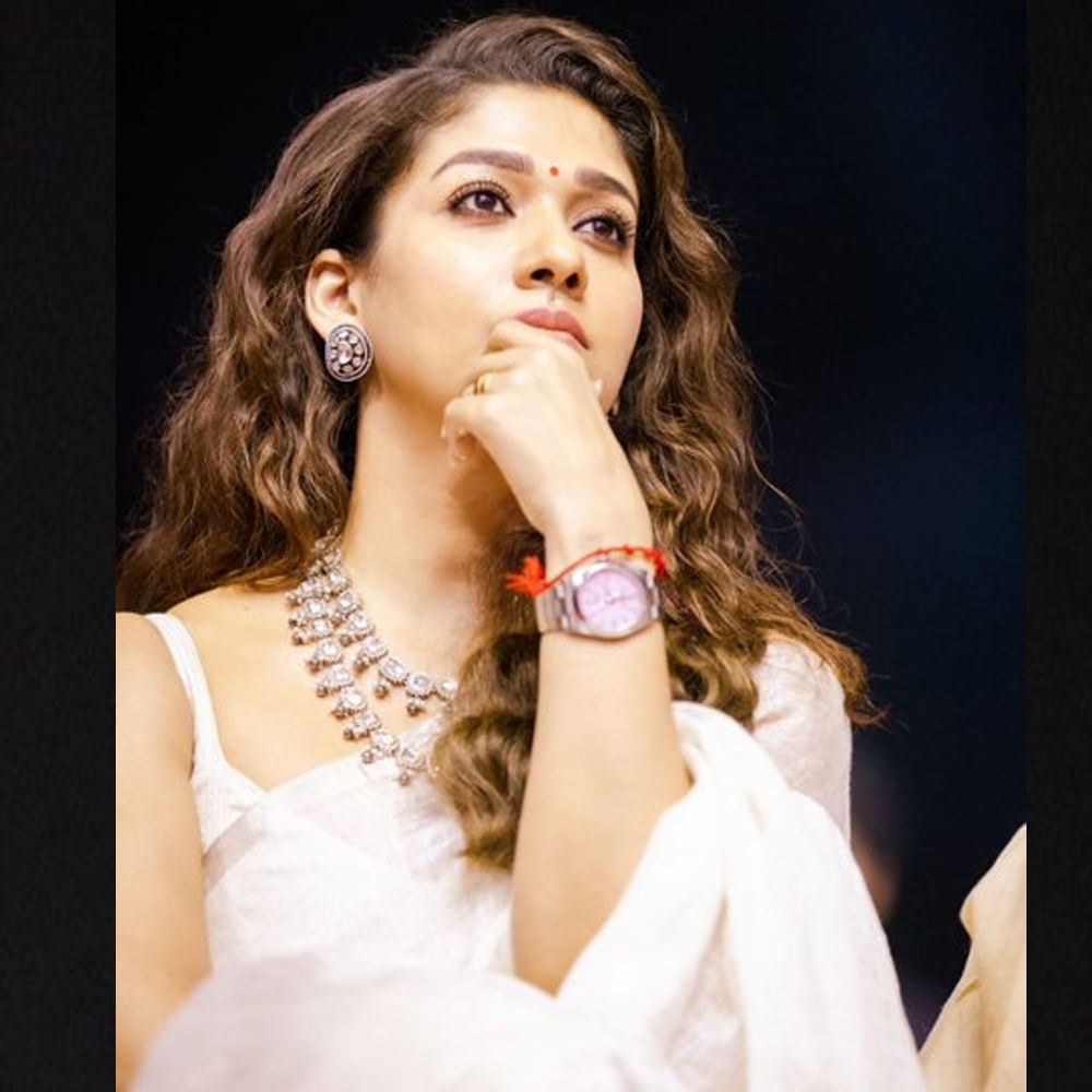 తెలుగుతోపాటు..తమిళంలోనూ ఎన్నో సూపర్ హిట్ చిత్రాల్లో నటించి మెప్పించింది ఈ ముద్దుగుమ్మ. అయితే నయన్ ఇప్పటివరకు సోషల్ మీడియాలో అంత యాక్టివ్‏గా ఉండదు. 